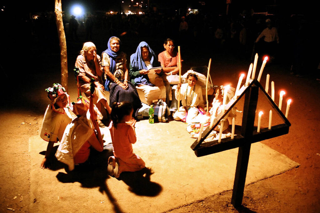 Las rezadoras y las angelitas. Foto: Alonso Castillo