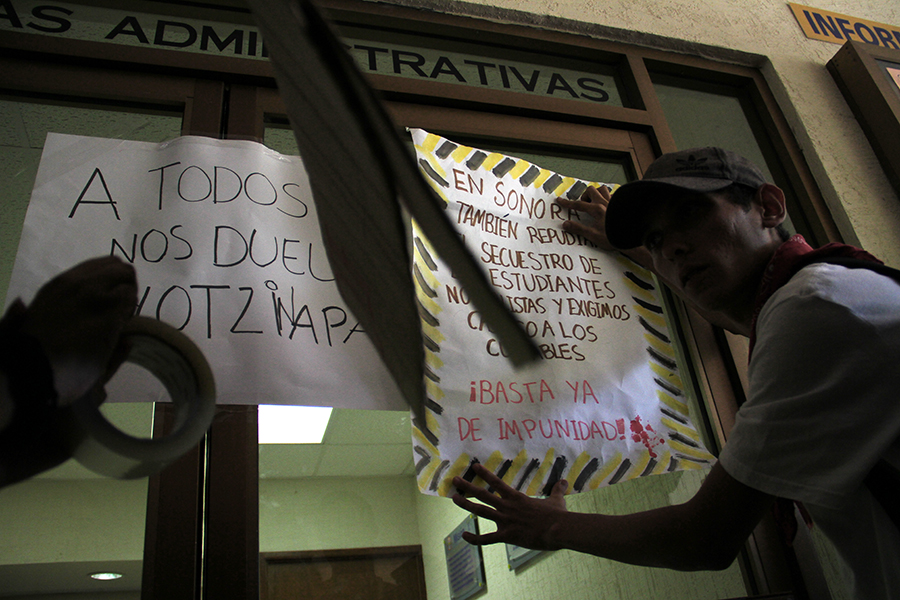 Acción Global por Ayotzinapa. Cierre de oficinas administrativas durante el paro nacional en protesta por la desaparición de los 43 estudiantes normalistas de Guerrero. Universidad de Sonora, 22 de octubre de 2014. Foto: Alonso Castillo