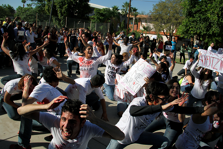 Acción Global por Ayotzinapa. Intervención del espacio público a cargo de estudiantes de Artes Escénicas en la explanada de Ciencias Sociales, Universidad de Sonora (22 de octubre de 2014). Foto: Alonso Castillo